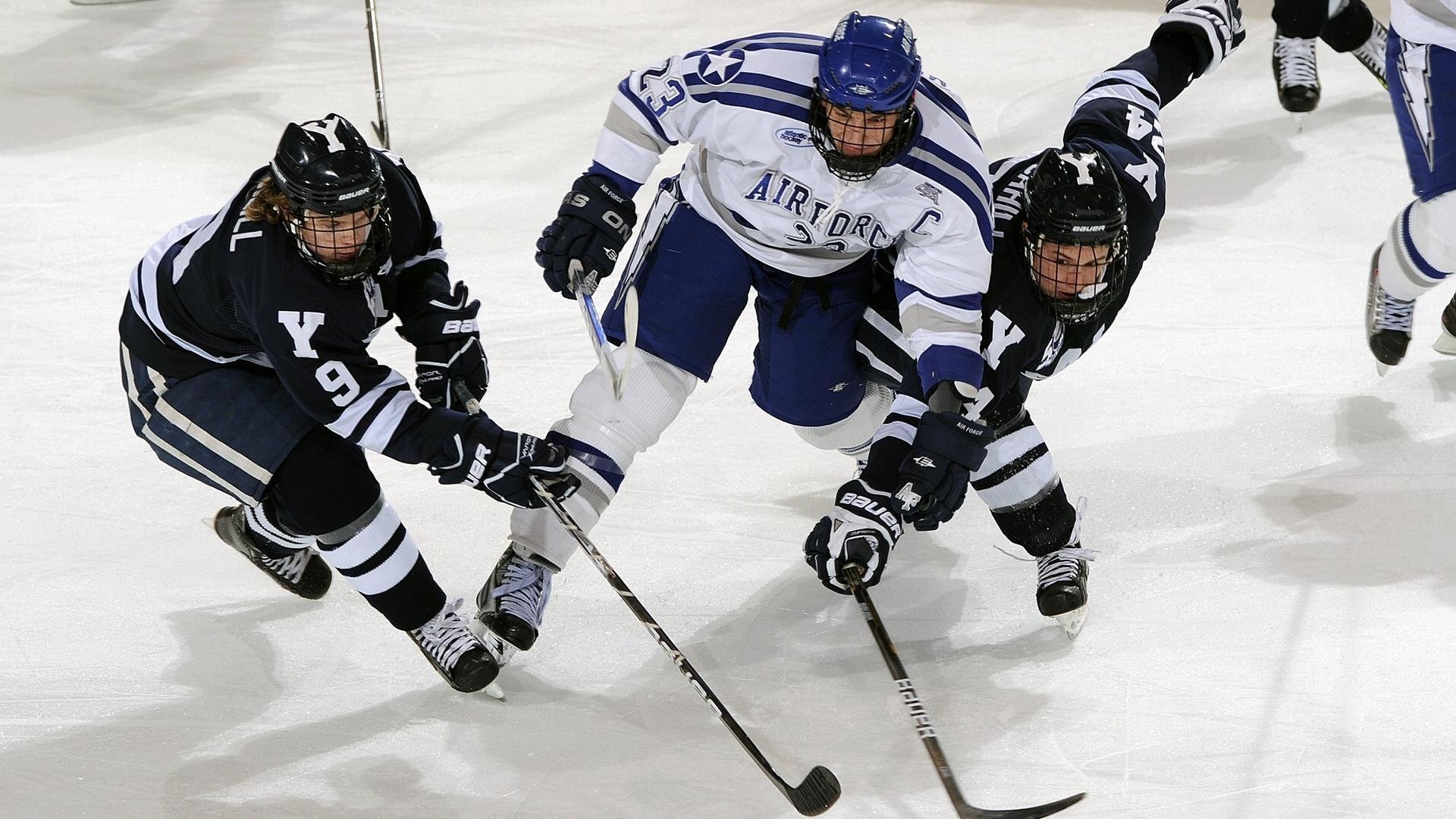 中国足球不同阵型下前锋触球位置热图，足球中前锋的位置和打法